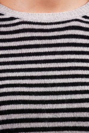 MAGLIA a righe con girocollo a costine e orli a contrasto