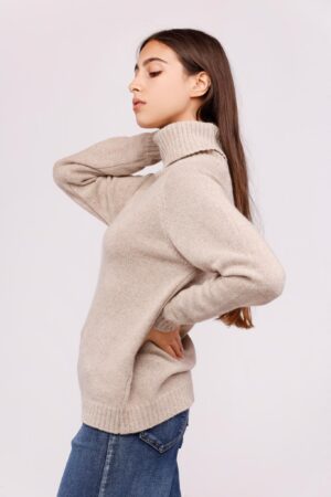 MAGLIA dolcevita con orli a costine e ricami