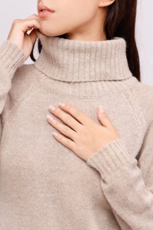 MAGLIA dolcevita con orli a costine e ricami