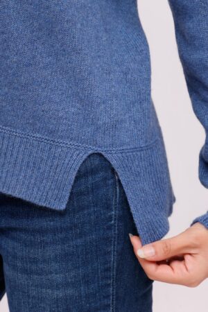 MAGLIA girocollo con orli e collo a costine e spacchetti laterali al fondo