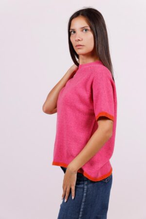 MAGLIA a manica corta con bordi a contrasto e ricami in rilievo