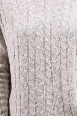 MAGLIA girocollo con orli a costine e intrecci in rilievo