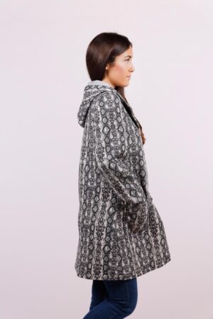CAPPOTTO lungo con stampa fantasia con cappuccio e tasche orizzontali