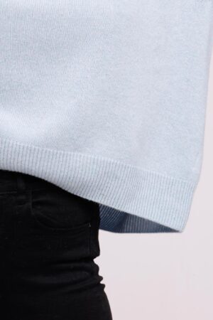 MAGLIA con collo a barchetta monocolore e orli a costine
