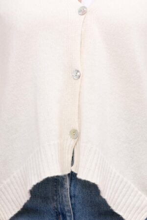 CARDIGAN con scollo a V chiusura a trebottoncini orli a costine