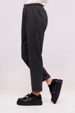 PANTALONE con elastico in vita pieghe sul davanti e risvolti alle caviglie