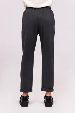 PANTALONE con elastico in vita pieghe sul davanti e risvolti alle caviglie