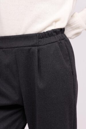 PANTALONE con elastico in vita pieghe sul davanti e risvolti alle caviglie