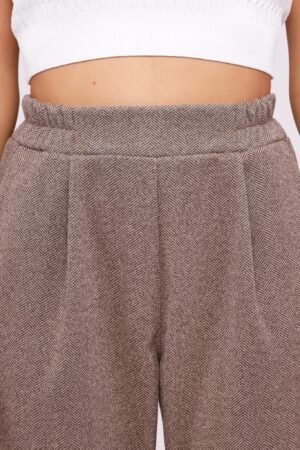 PANTALONE con elastico in vita pieghe sul davanti e risvolti alle caviglie