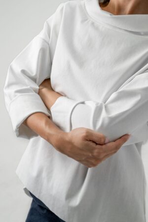 BLUSA manica a tre quarti collo a barchetta taglio irregolare