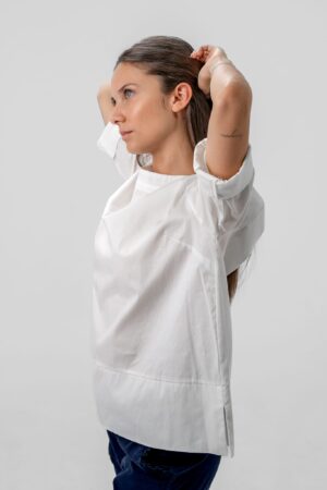 BLUSA manica a tre quarti con girocollo e spacchetti laterali sul bordo