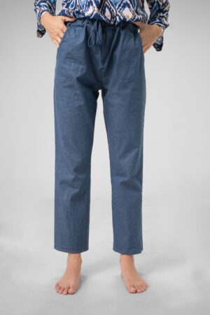 PANTALONE in denim con legaccio in vita e risvolti