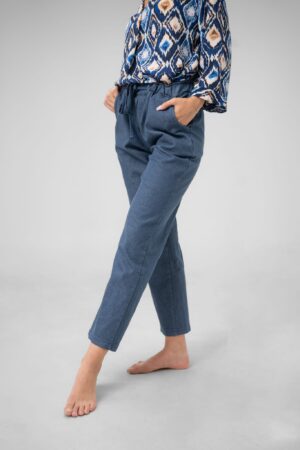 PANTALONE in denim con legaccio in vita e risvolti