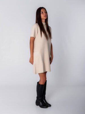 ABITO IN MAGLIA con collo alto tascone laterale e manica corta