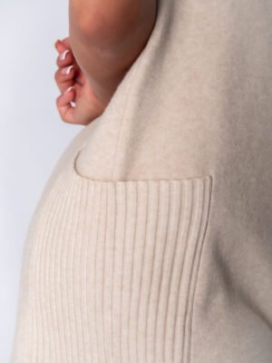 ABITO IN MAGLIA con collo alto tascone laterale e manica corta