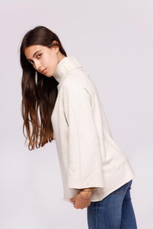 MAGLIA dolcevita con ricamo e bordi risvoltati