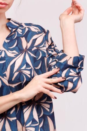 BLUSA fantasia di fiori con manica a tre quarti e colletto alla coreana aperto sul davanti