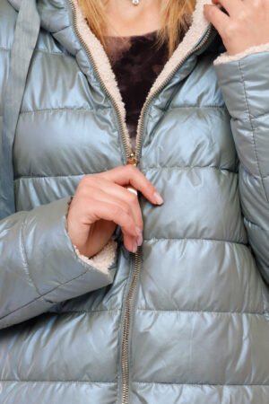 CAPPOTTO piumino lungo con nastro di chiusura sul cappuccio