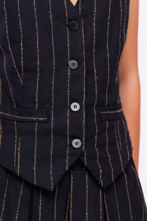 GILET gessato con bottoni ad asola e taschini decorativi