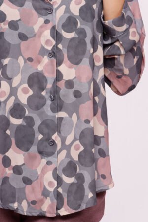 CAMICIA fantasia a pois colletto elegante a punta corta e bottoncini sulle maniche