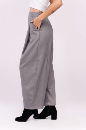 PANTALONE elegante a palazzo con pieghe e cuciture esterne