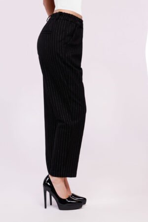 PANTALONE rigato con elastico in vita e risvolti alle caviglie