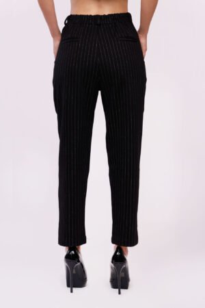 PANTALONE rigato con elastico in vita e risvolti alle caviglie