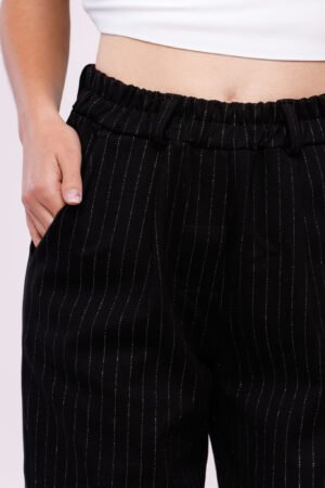 PANTALONE rigato con elastico in vita e risvolti alle caviglie