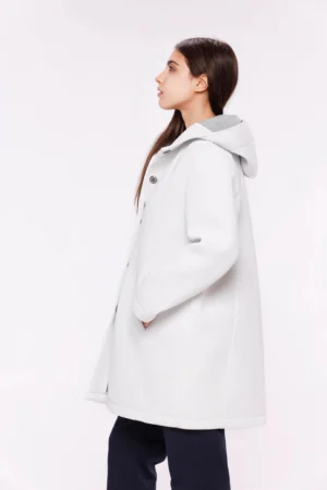 CAPPOTTO in tessuto piquet con tasche a filetto verticali e cuciture esterne