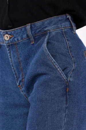 PANTALONI a zampetta con tasche laterali e bottone di chiusura