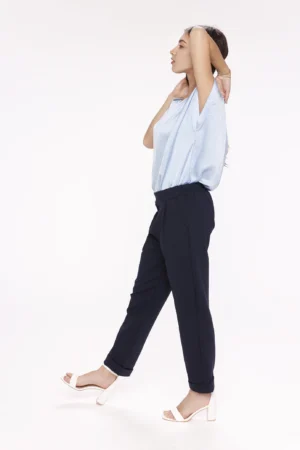 PANTALONE con risvolti alle caviglie tasche laterali ed elastico in vita