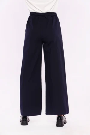 PANTALONE taglio classico con cucitura alta al fondo e taschine laterali