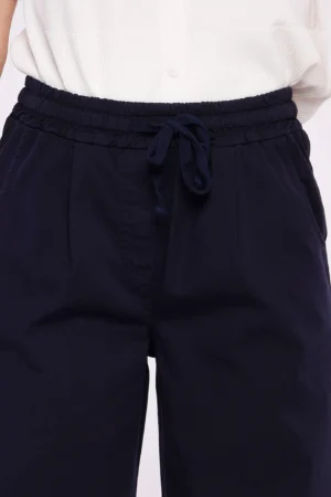 PANTALONE taglio classico con cucitura alta al fondo e taschine laterali