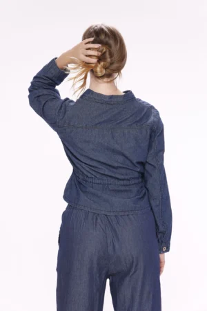 BLUSA denim comoda con cordino regolatore in vita e bottoni metallici sullo scollo