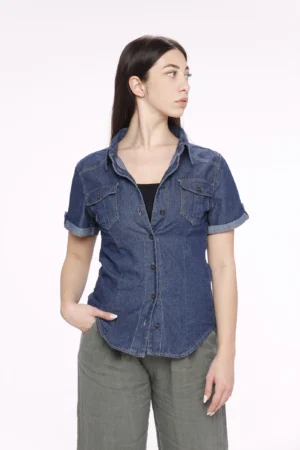 CAMICIA denim a manica corta risvoltata con taschini sul davanti di tendenza