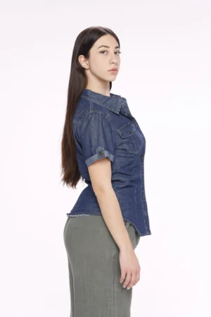 CAMICIA denim a manica corta risvoltata con taschini sul davanti di tendenza