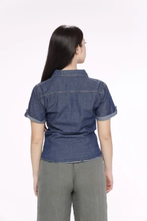 CAMICIA denim a manica corta risvoltata con taschini sul davanti di tendenza