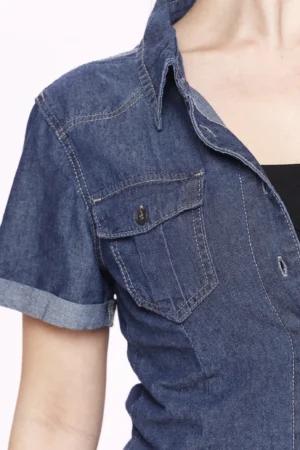 CAMICIA denim a manica corta risvoltata con taschini sul davanti di tendenza