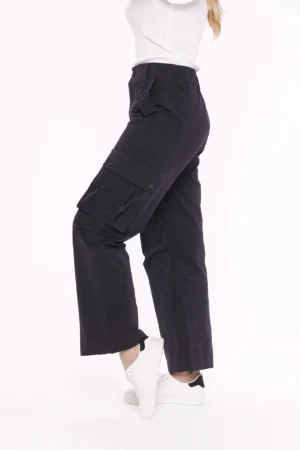PANTALONE modello cargo con comode tasche laterali e cordino regolatore in vita