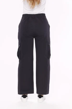 PANTALONE modello cargo con comode tasche laterali e cordino regolatore in vita