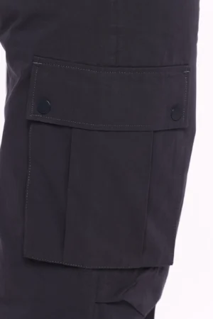 PANTALONE modello cargo con comode tasche laterali e cordino regolatore in vita