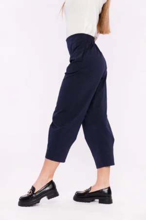 PANTALONE Comodo dal taglio classico con chiusura a elastico