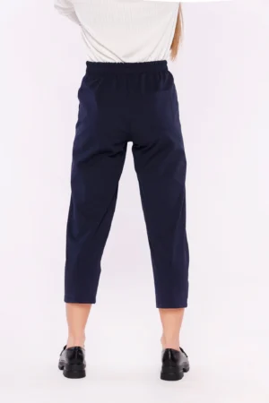 PANTALONE Comodo dal taglio classico con chiusura a elastico