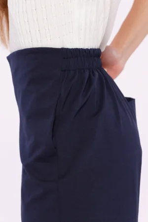 PANTALONE Comodo dal taglio classico con chiusura a elastico
