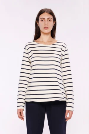 MAGLIA Con scollo a barchetta, motivo a righe sottili orizzontali e fondo arrotondato