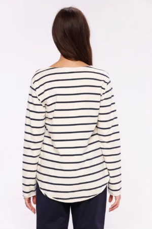 MAGLIA Con scollo a barchetta, motivo a righe sottili orizzontali e fondo arrotondato