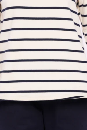 MAGLIA Con scollo a barchetta, motivo a righe sottili orizzontali e fondo arrotondato