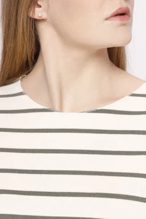 MAGLIA Con scollo a barchetta, a tinta unita e con fondo arrotondato