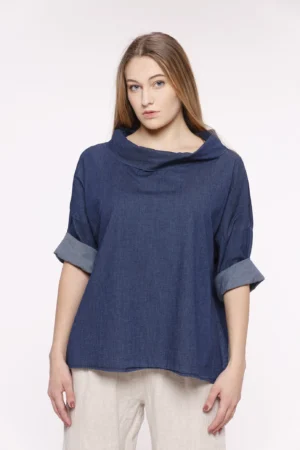 BLUSA Con scollo a barca risvoltato e manica corta a kimono