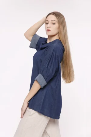 BLUSA Con scollo a barca risvoltato e manica corta a kimono